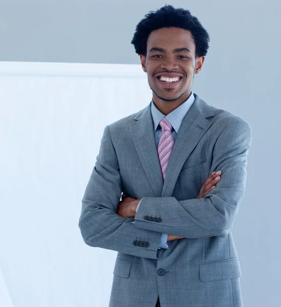 Homme d'affaires afro-américain confiant dans une présentation — Photo