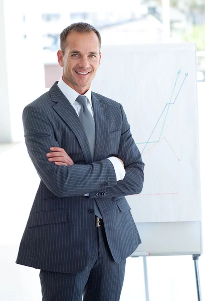 Senior businessman reporting to sales figures — Stock Photo, Image