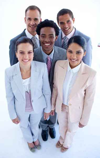Feliz equipo de negocios multiétnicos sonriendo a la cámara — Foto de Stock