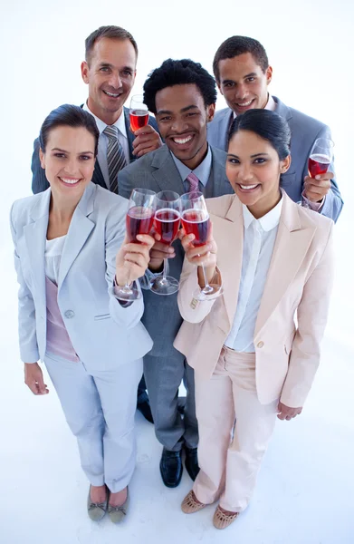 Alto ângulo de equipe de negócios multi-étnica beber vinho — Fotografia de Stock