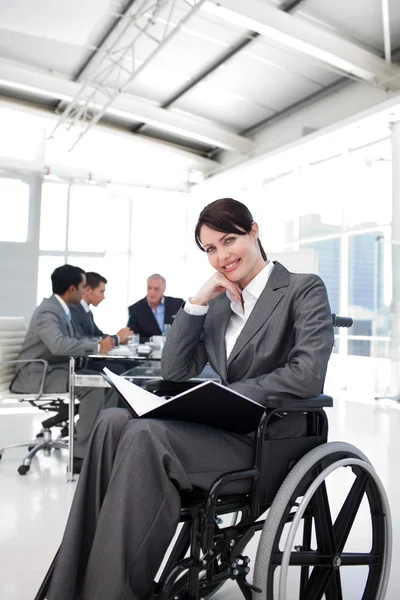 Ritratto di una donna d'affari sorridente su una sedia a rotelle — Foto Stock