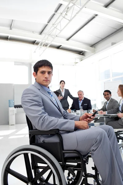 Νέος επιχειρηματίας σε μια αναπηρική καρέκλα — Φωτογραφία Αρχείου