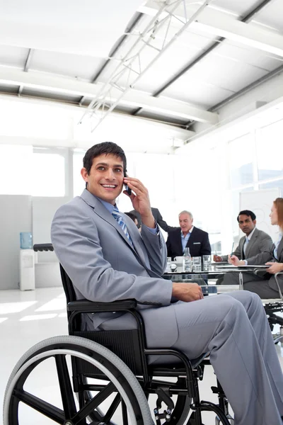 Χαμογελώντας επιχειρηματίας στο τηλέφωνο που κάθεται σε μια αναπηρική καρέκλα — Φωτογραφία Αρχείου