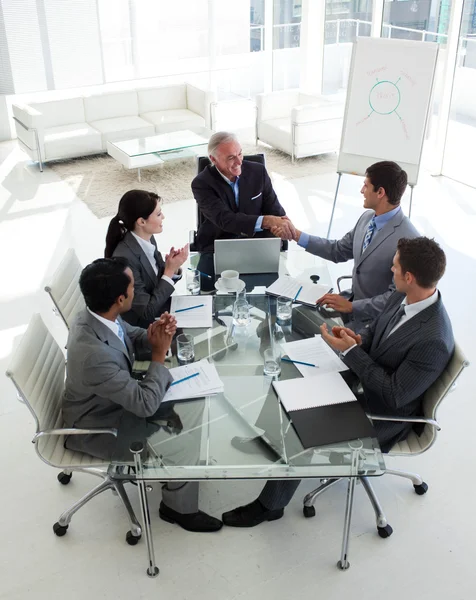 Empresário feliz fechando um acordo no final de uma reunião — Fotografia de Stock