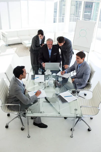 Senior manager working with his team at a computer — Stock Photo, Image