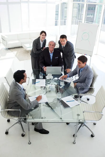 Negocios trabajando en una computadora en una reunión — Foto de Stock