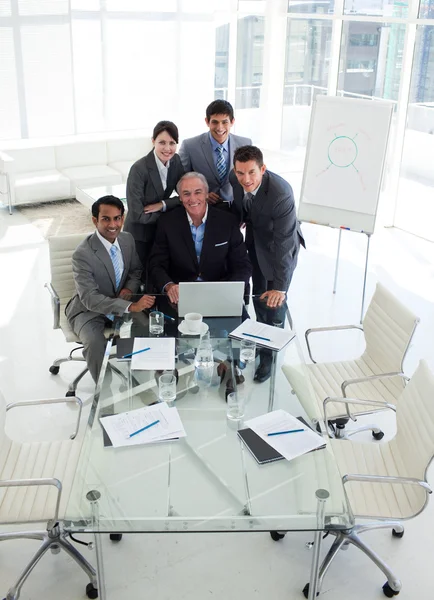 컴퓨터에서 작업 비즈니스 그룹 보여주는 다양성 — 스톡 사진