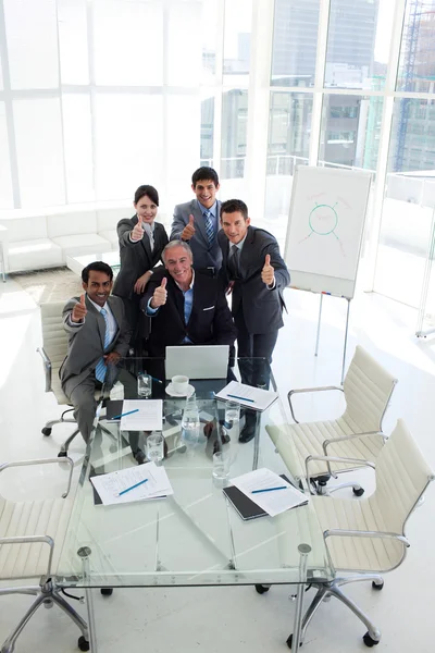 Equipe de negócios internacional com polegares para cima — Fotografia de Stock