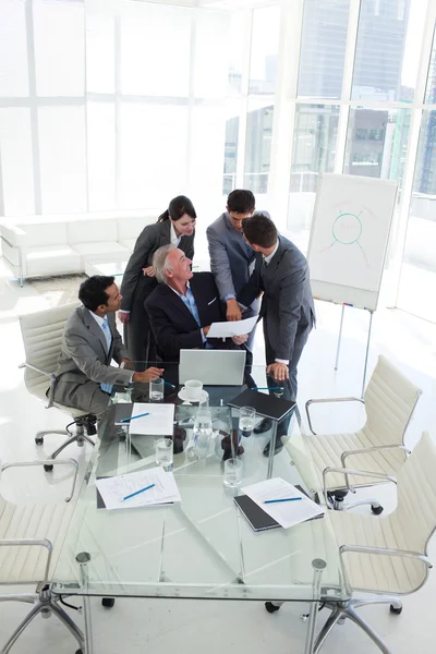 Empresário apontando um documento em uma reunião — Fotografia de Stock