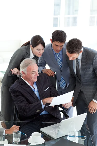 Manager showing document to his team — Stock Photo, Image