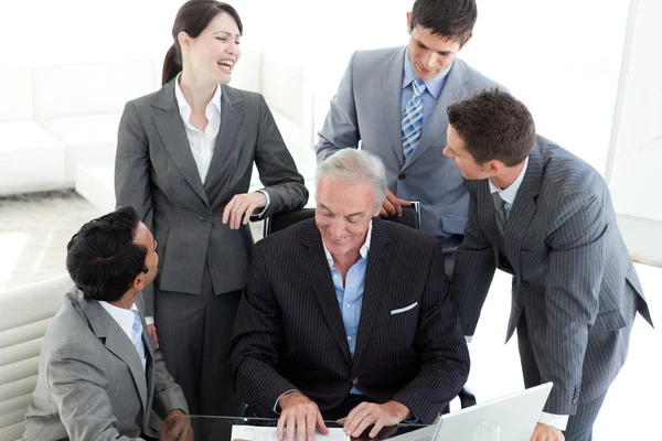 Rindo equipe de negócios olhando para um documento com seu gerente — Fotografia de Stock