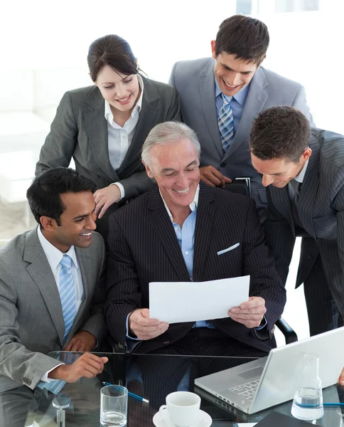 Senior manager showing a document to his team — Stock Photo, Image
