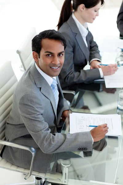 Впевнений бізнесмен сидить за конференц-столом — стокове фото