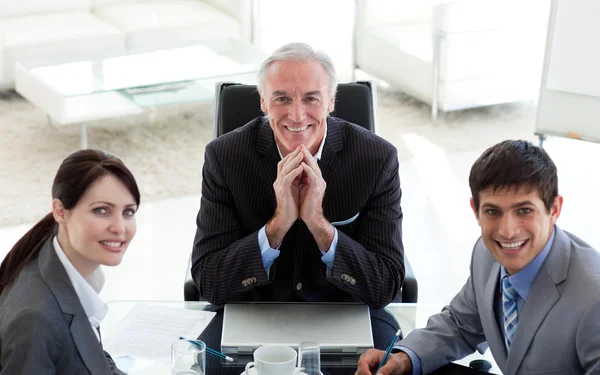 Unternehmen und ihr Manager in einem Meeting — Stockfoto