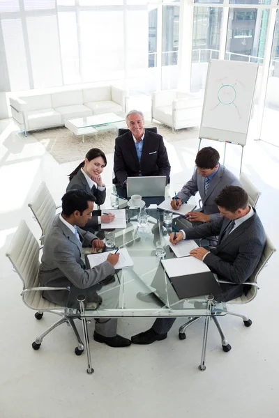 Високий кут ділової команди, що сидить навколо конференц-столу — стокове фото