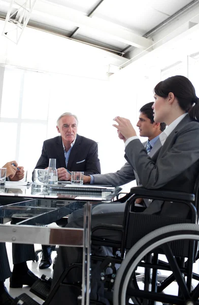 Empresária atraente em uma cadeira de rodas durante um meting — Fotografia de Stock