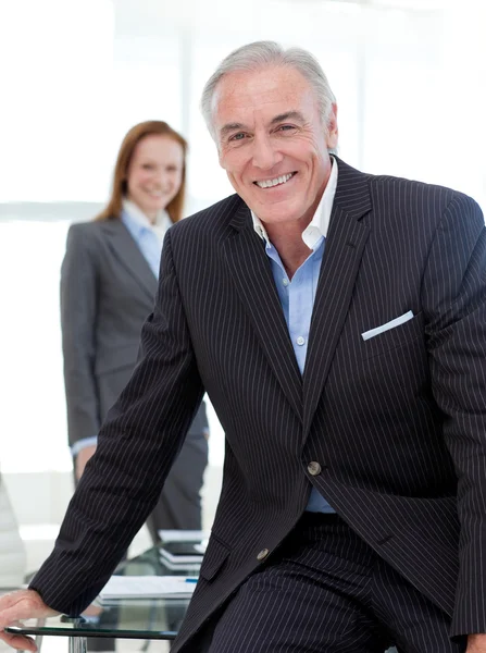 Senior-Geschäftsmann sitzt auf einem Konferenztisch — Stockfoto