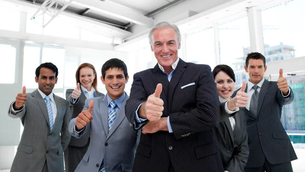 Šťastný multietnické obchodní tým s palec nahoru — Stock fotografie