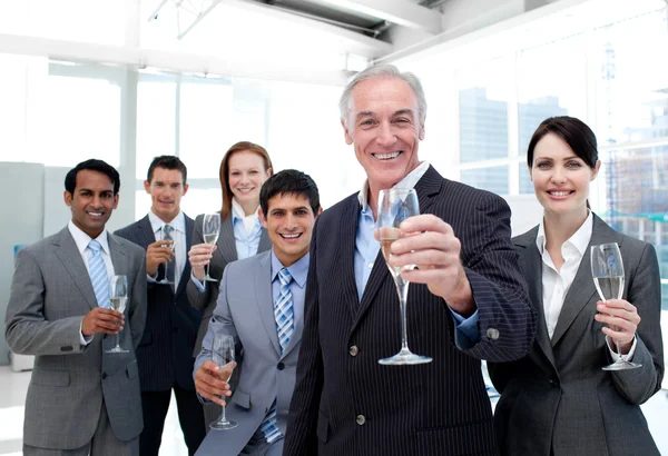 Fröhliche vielfältige Unternehmensgruppe stößt mit Champagner an — Stockfoto