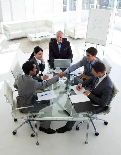 Empresários fechando um negócio em uma reunião — Fotografia de Stock
