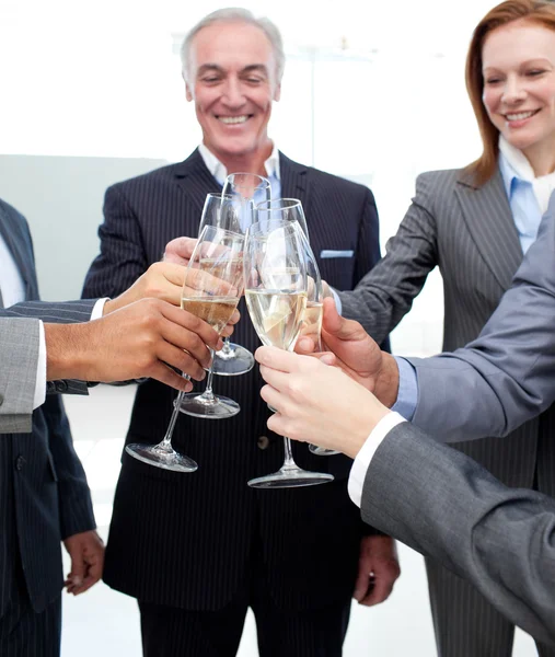 Equipe de negócios alegre celebrando um sucesso — Fotografia de Stock