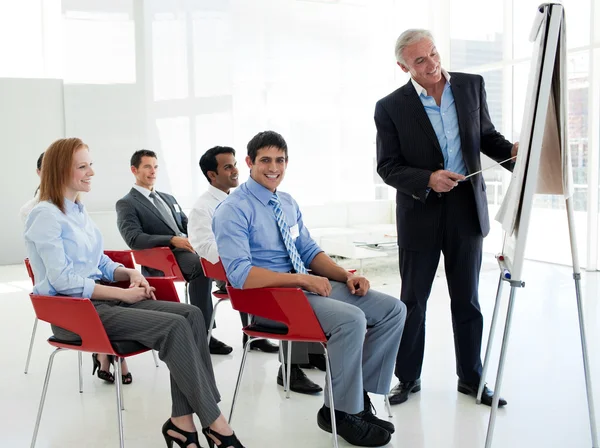 Retrato de un hombre de negocios mayor dando una conferencia — Foto de Stock