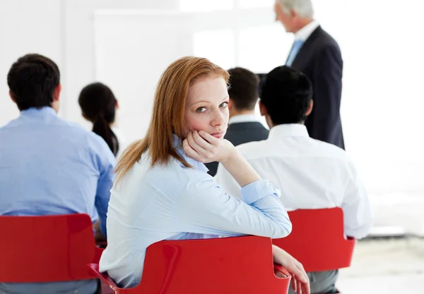 Gelangweilte Geschäftsfrau auf einer Konferenz — Stockfoto
