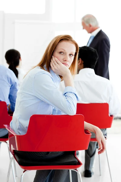 Ung affärskvinna uttråkad på en konferens — Stockfoto
