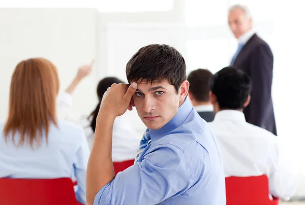 Uomo d'affari annoiato a una conferenza — Foto Stock