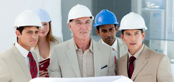 Um grupo de arquitetos em um local de construção — Fotografia de Stock
