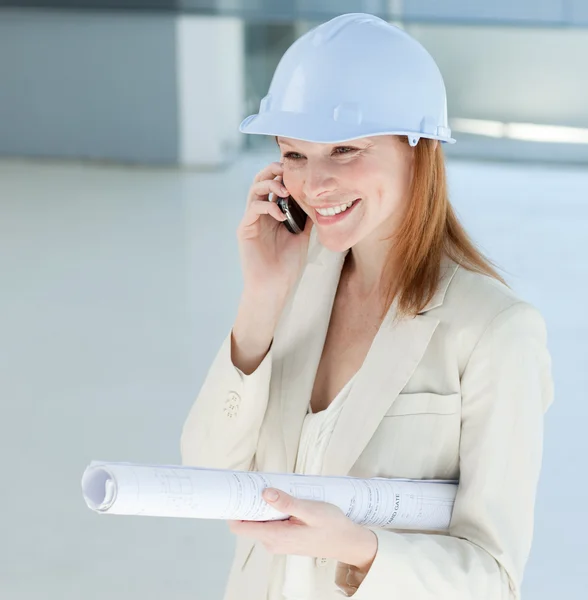 Young female engineer on phone — Stock Photo, Image