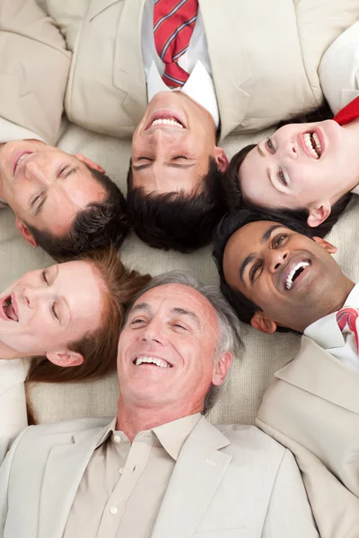 Lachen business team ligt in een cirkel — Stockfoto