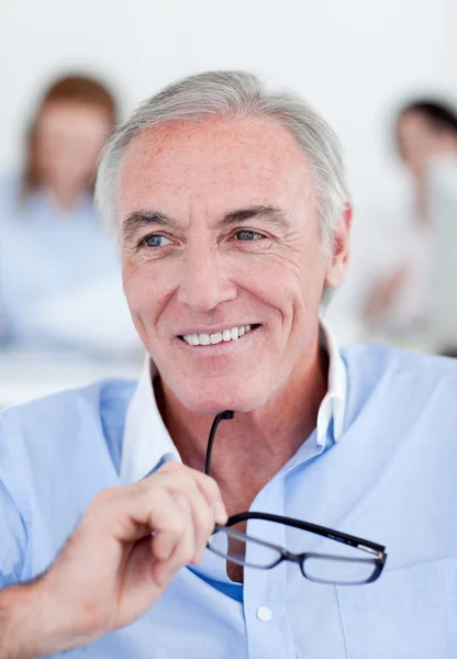 Empresario senior sonriente con gafas — Foto de Stock