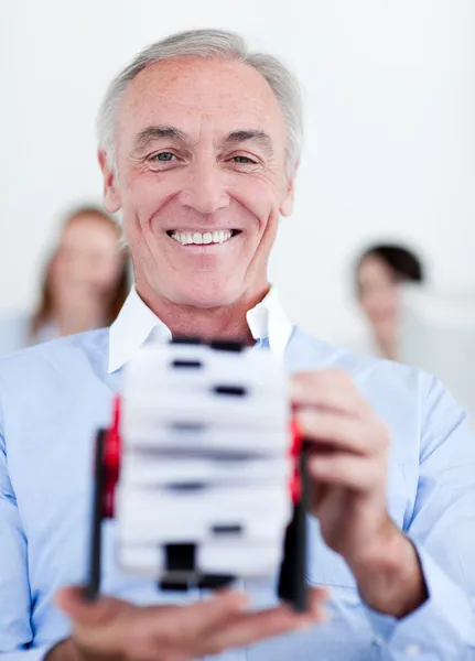 Χαμογελώντας επιχειρηματίας διαβούλευση με μια επαγγελματική κάρτα κατόχου — Φωτογραφία Αρχείου