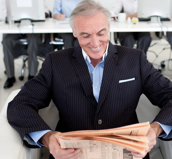 Ανώτερος επιχειρηματίας που διαβάζει εφημερίδα — Φωτογραφία Αρχείου