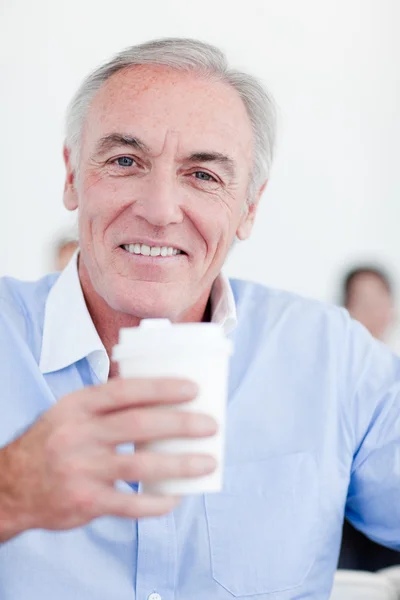 Senior zakenman drinken een kopje thee — Stockfoto