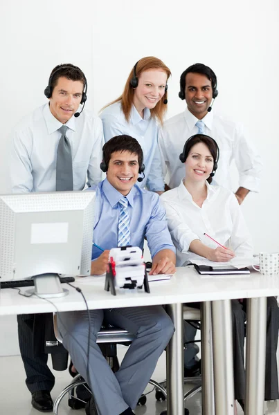 Portret van een multi-etnische bedrijf team met hoofdtelefoon op — Stockfoto