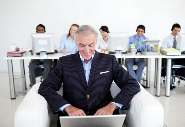 Starszy biznesmen za pomocą laptopa — Zdjęcie stockowe