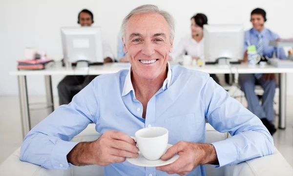 Senior zakenman drinken een kopje koffie — Stockfoto