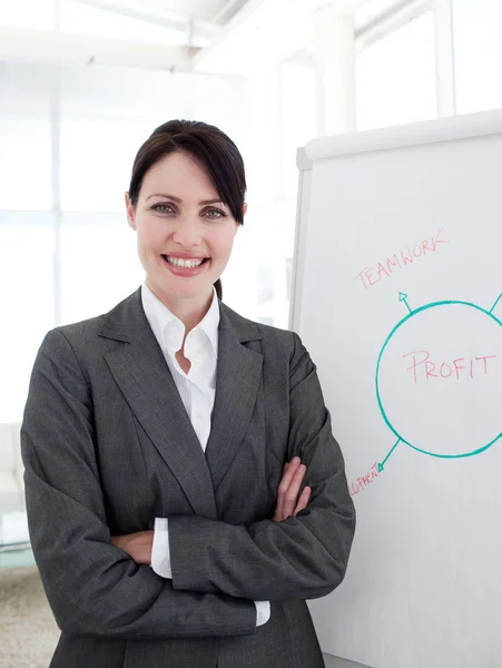 Smiling businesswoman with folded arms at a presentation — Stock Photo, Image