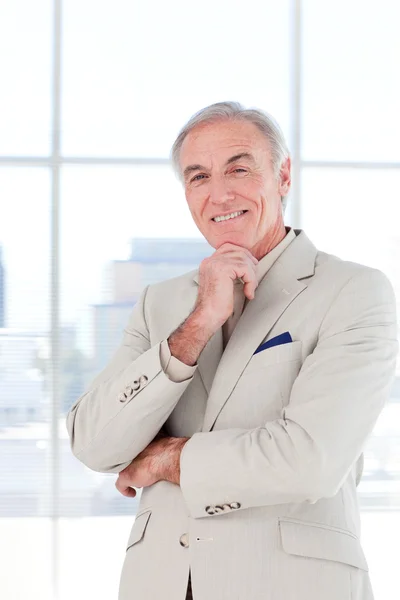 Portret van een glimlachende senior zakenman — Stockfoto