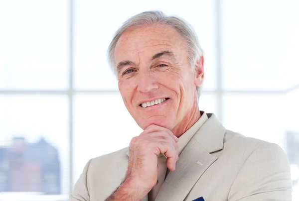 Крупный план улыбающегося старшего бизнесмена — стоковое фото