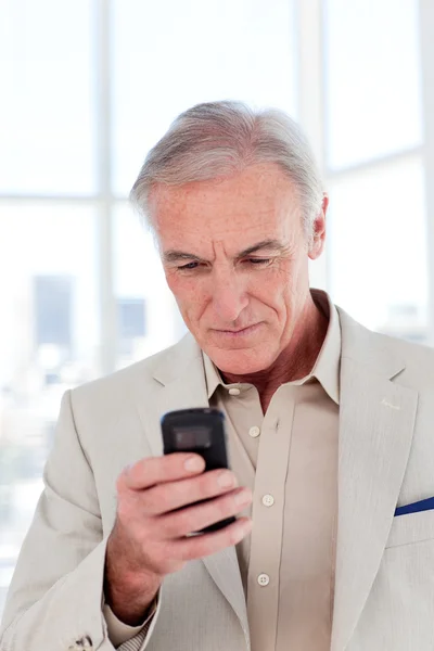 Koncentrované starší podnikatel odeslání textové — Stock fotografie