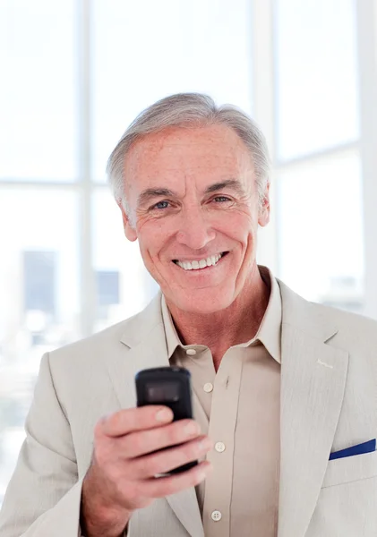 Старший бизнесмен с помощью мобильного телефона — стоковое фото