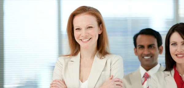 Mulher de negócios sorridente com seus colegas — Fotografia de Stock