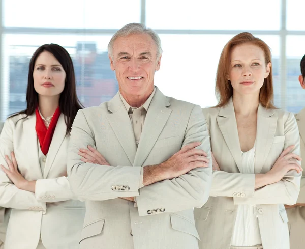 Egy komoly üzleti csapat karokkal portréja — Stock Fotó