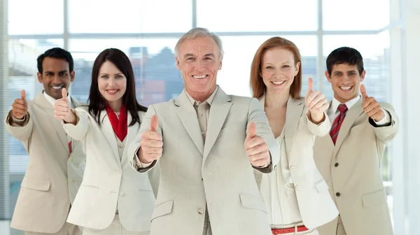 Lächelndes multiethnisches Business-Team mit erhobenem Daumen — Stockfoto
