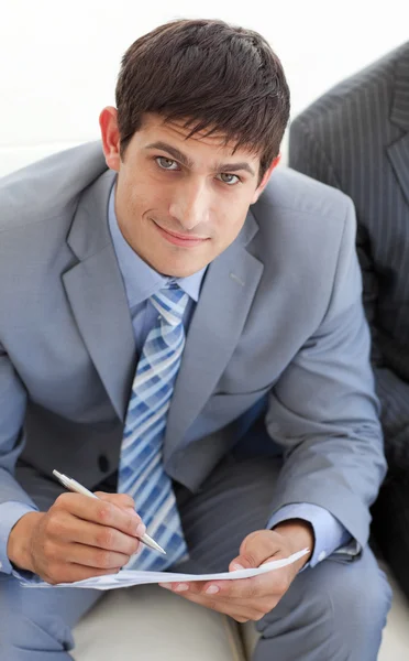 Smiling businessman in a waiting room — Stock Photo, Image