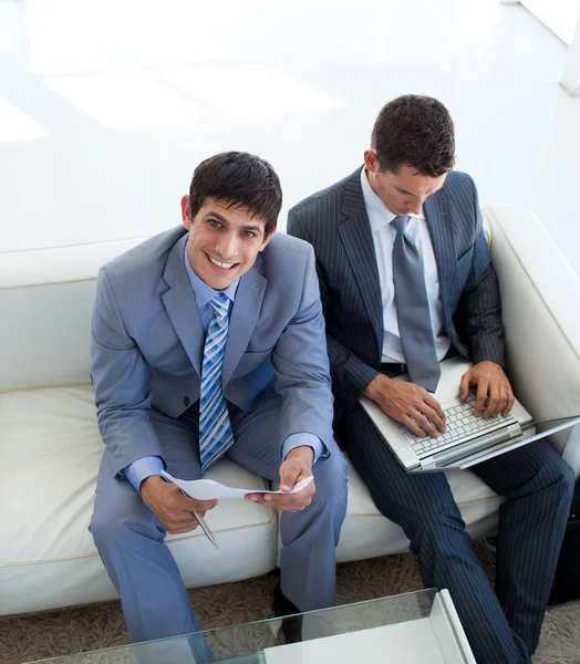 Affärsmän som väntar på en anställningsintervju — Stockfoto