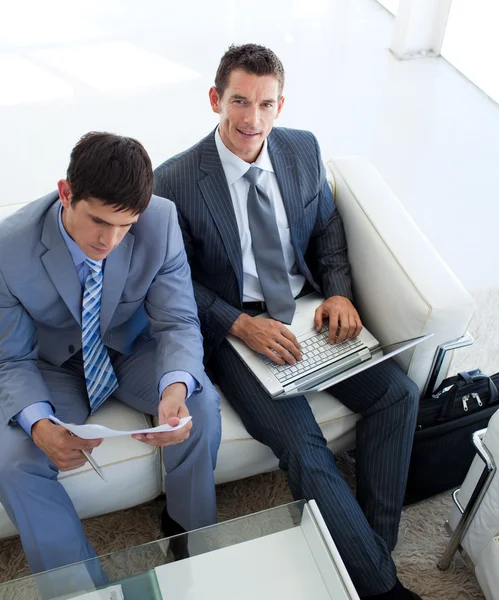 Empresários relaxantes antes de uma entrevista de emprego em uma sala de espera — Fotografia de Stock